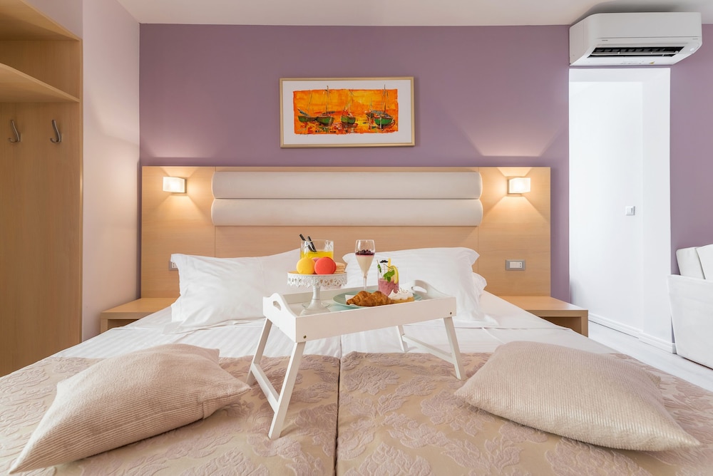 Hotel Maritimo — Hotel rooms in Makarska, Split-Dalmatia