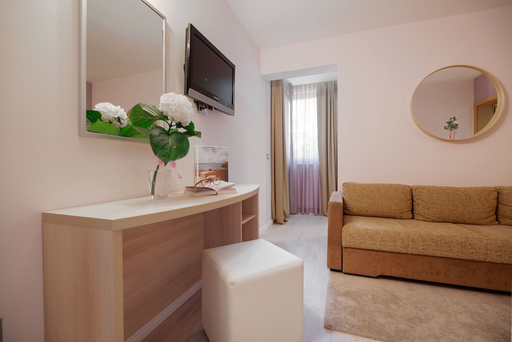 Hotel Maritimo — Hotel rooms in Makarska, Split-Dalmatia