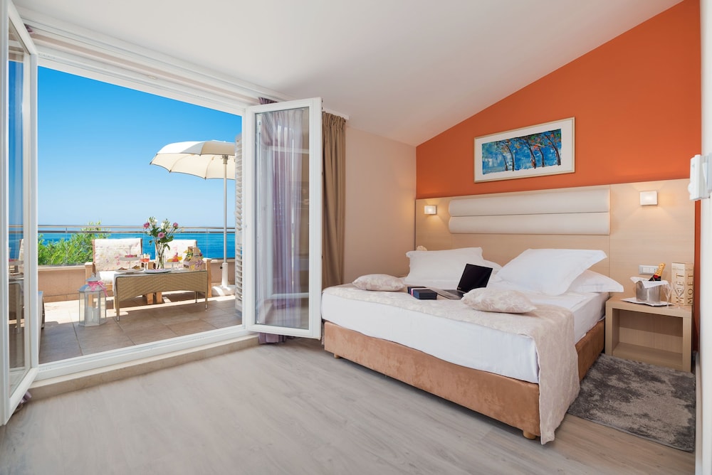 Hotel Maritimo — Hotel rooms in Makarska, Split-Dalmatia