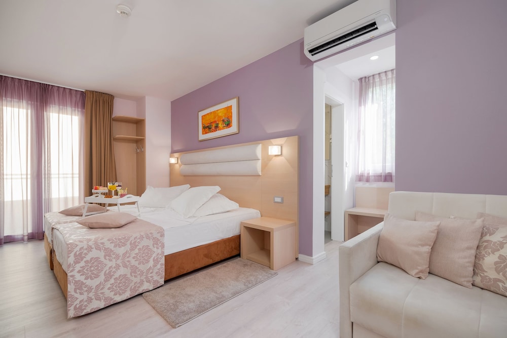 Hotel Maritimo — Hotel rooms in Makarska, Split-Dalmatia