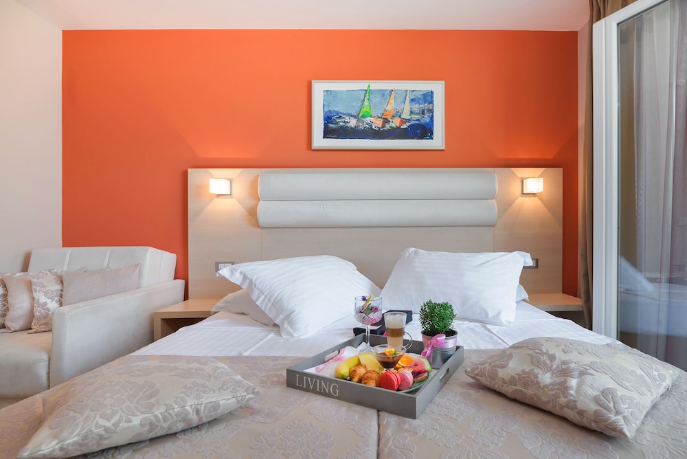 Hotel Maritimo — Hotel rooms in Makarska, Split-Dalmatia