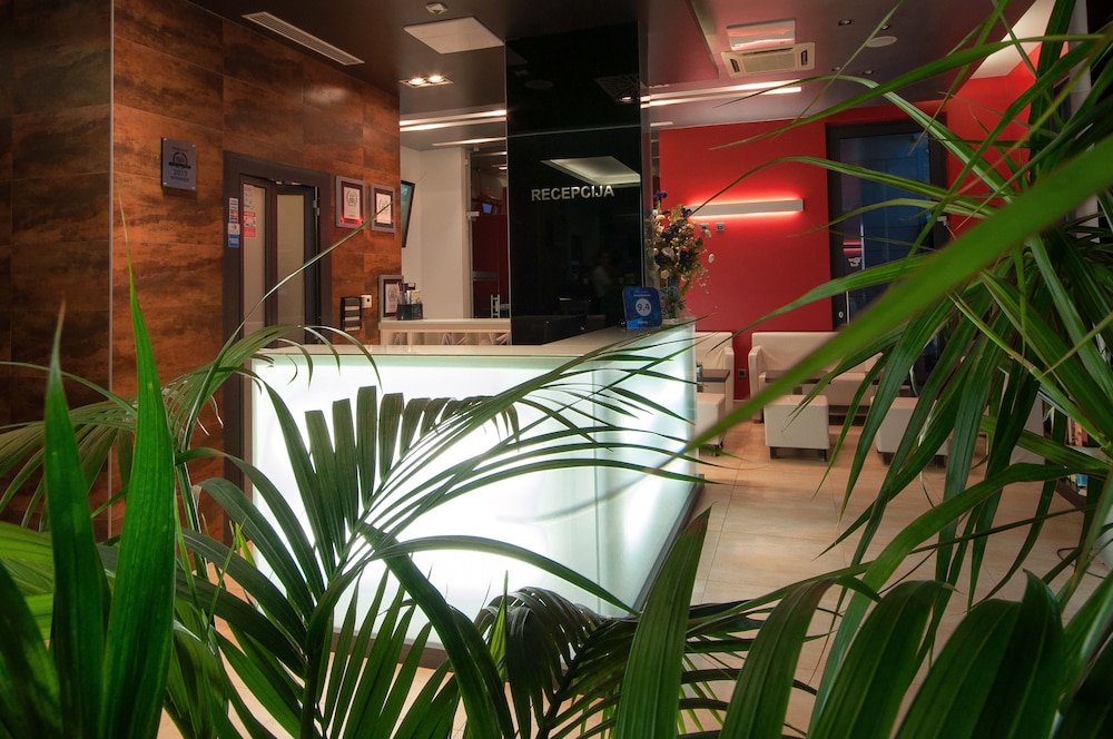 Hotel Maritimo — Hotel building in Makarska, Split-Dalmatia