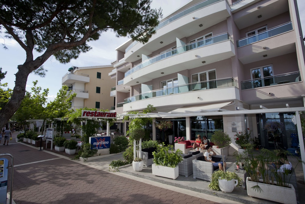 Hotel Maritimo — Hotel building in Makarska, Split-Dalmatia