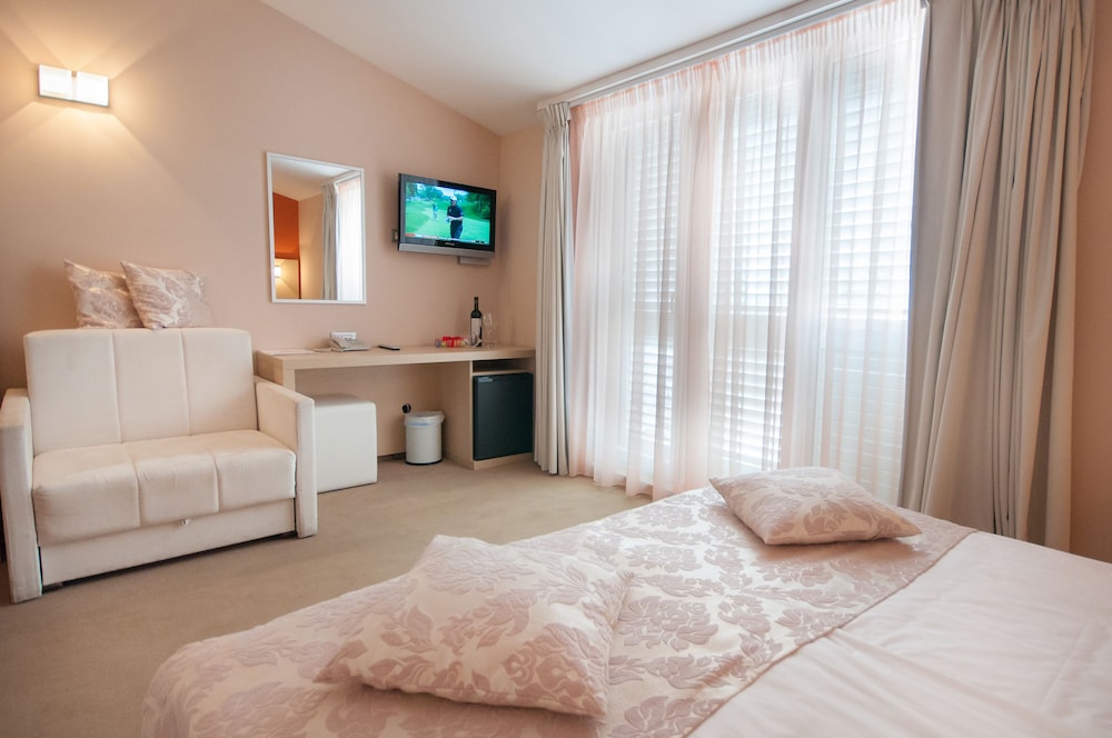 Hotel Maritimo — Hotel rooms in Makarska, Split-Dalmatia