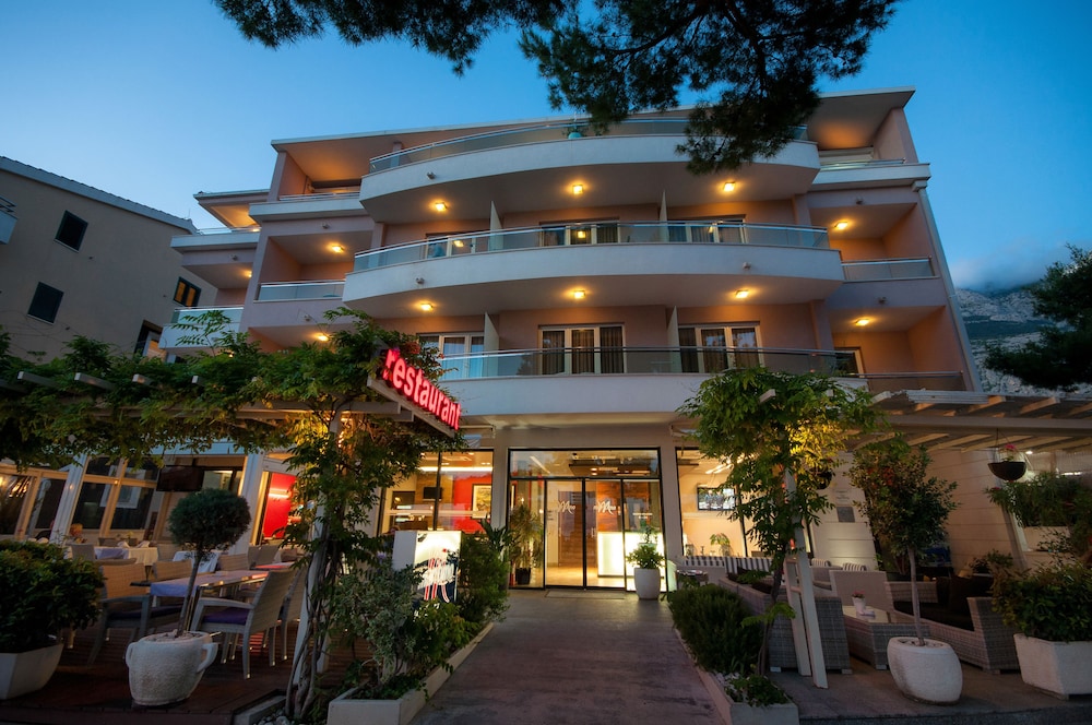 Hotel Maritimo — Hotel building in Makarska, Split-Dalmatia