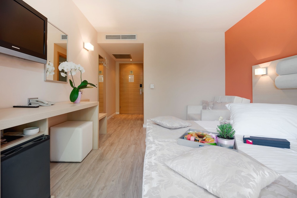 Hotel Maritimo — Hotel rooms in Makarska, Split-Dalmatia