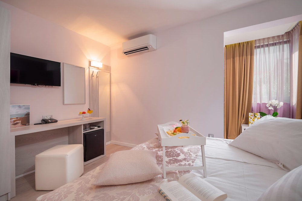 Hotel Maritimo — Hotel rooms in Makarska, Split-Dalmatia