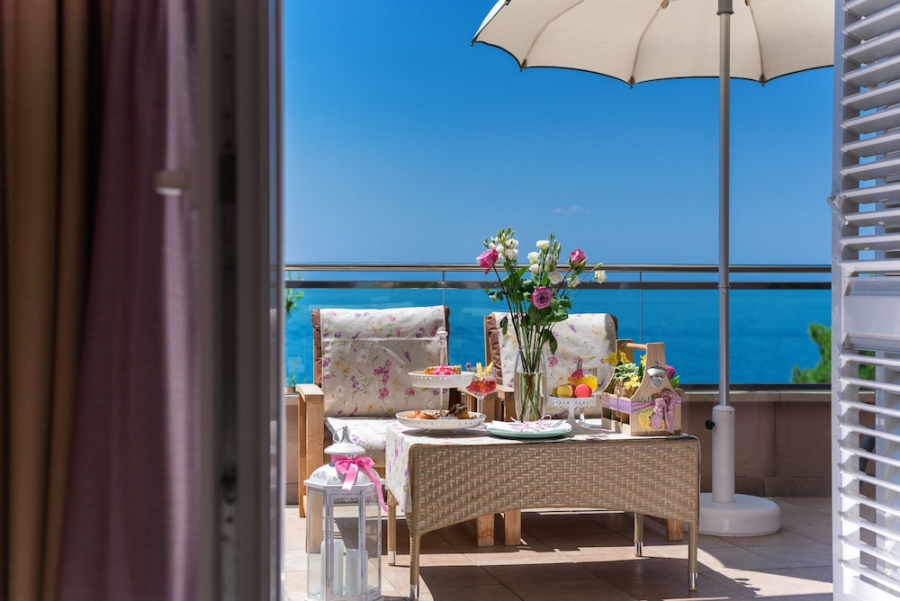 Hotel Maritimo — Hotel rooms in Makarska, Split-Dalmatia