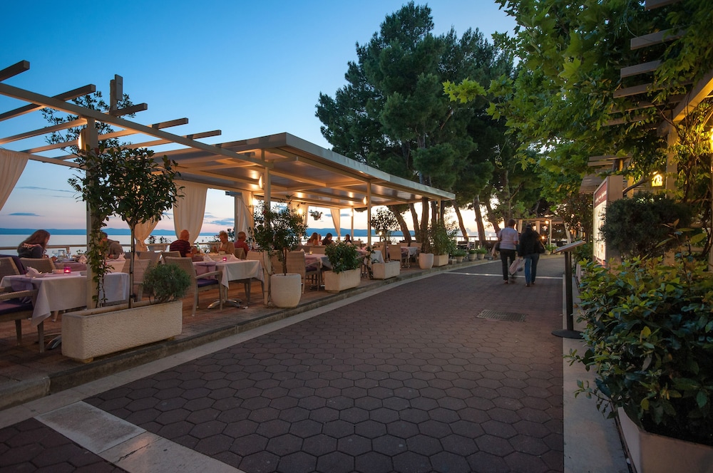 Hotel Maritimo — Restaurant & bars in Makarska, Split-Dalmatia
