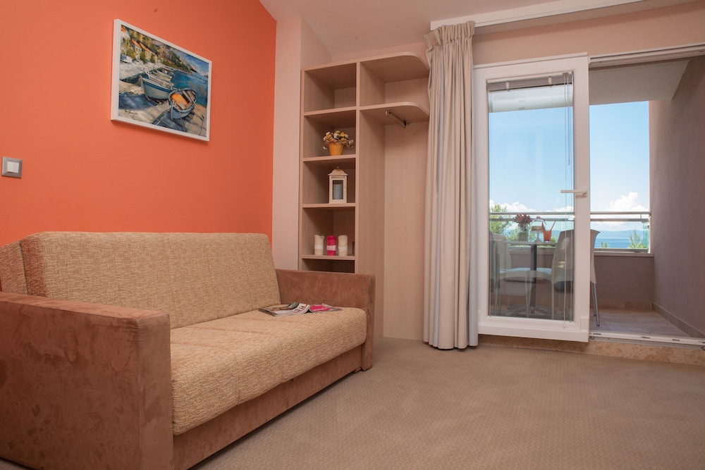 Hotel Maritimo — Hotel rooms in Makarska, Split-Dalmatia
