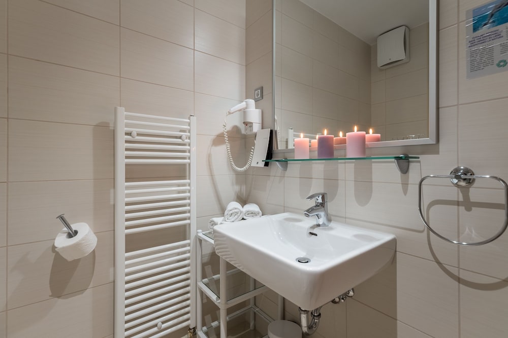 Hotel Maritimo — Hotel rooms in Makarska, Split-Dalmatia