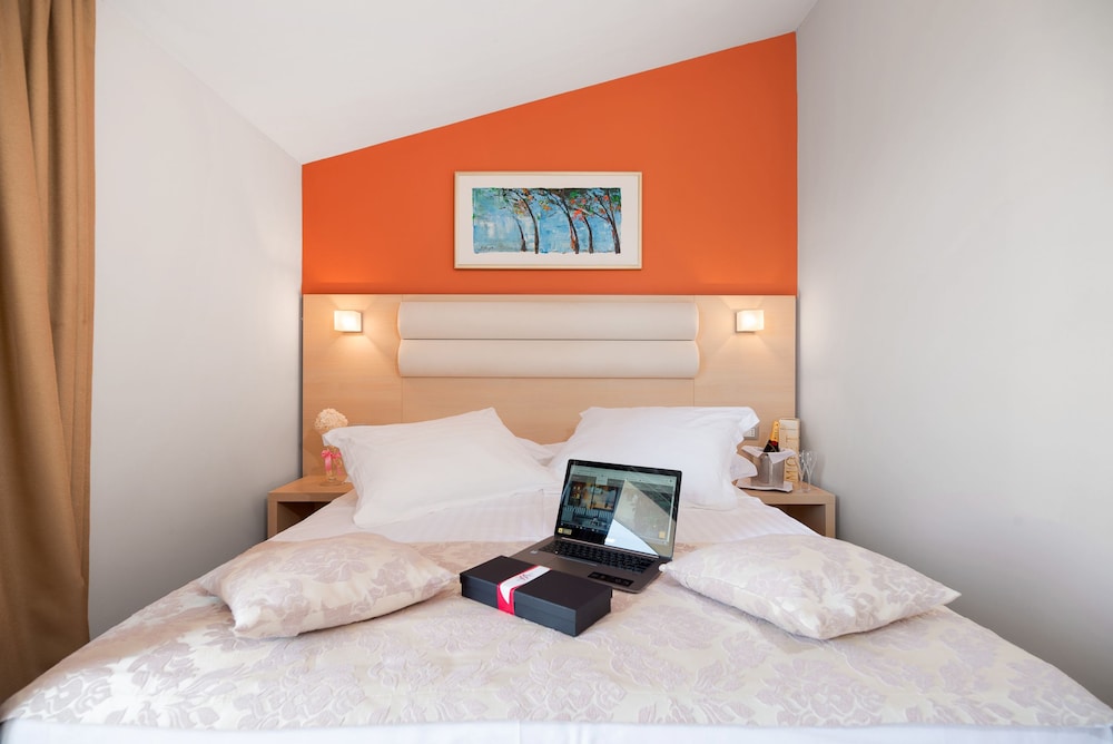 Hotel Maritimo — Hotel rooms in Makarska, Split-Dalmatia
