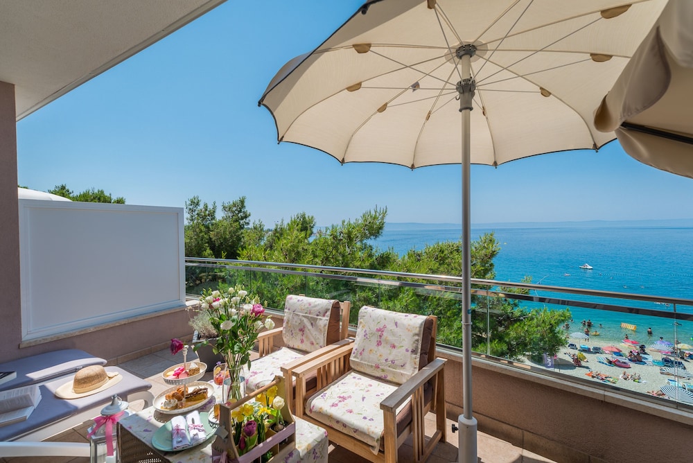 Hotel Maritimo — Hotel rooms in Makarska, Split-Dalmatia