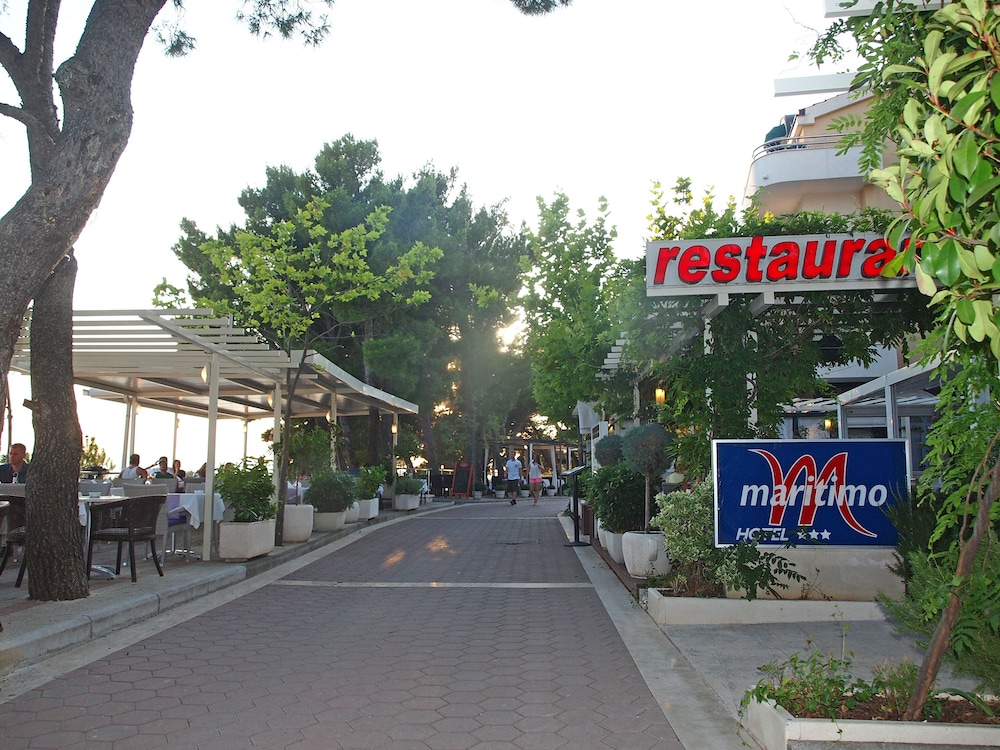 Hotel Maritimo — Restaurant & bars in Makarska, Split-Dalmatia