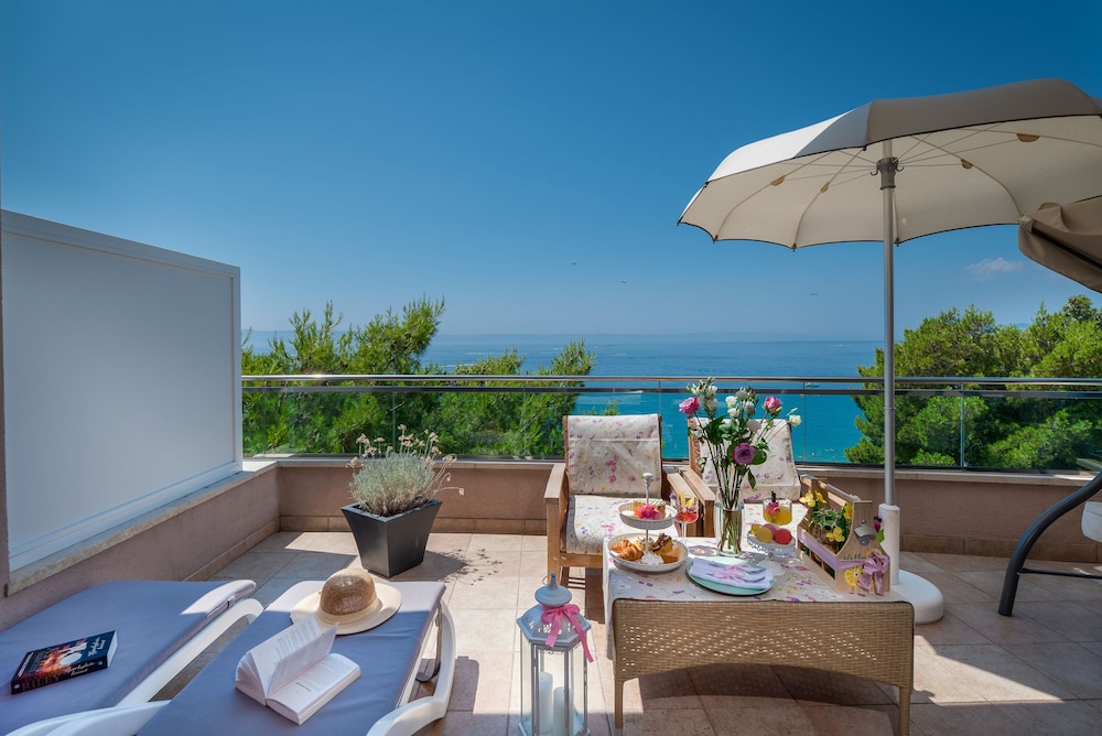 Hotel Maritimo — Hotel rooms in Makarska, Split-Dalmatia