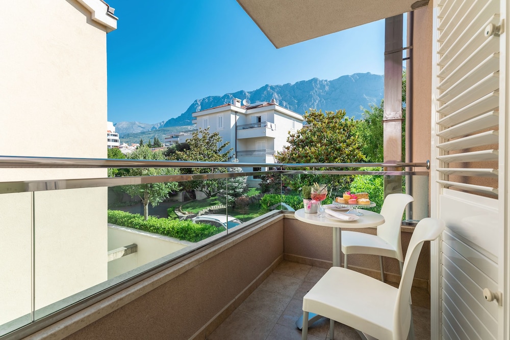 Hotel Maritimo — Hotel rooms in Makarska, Split-Dalmatia