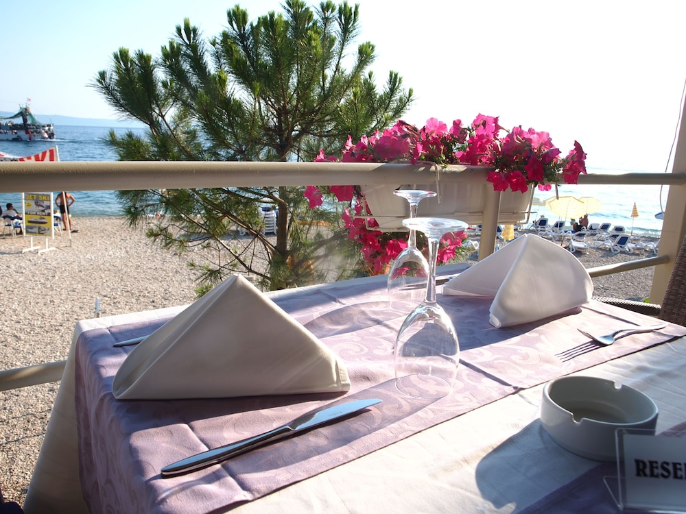 Hotel Maritimo — Restaurant & bars in Makarska, Split-Dalmatia