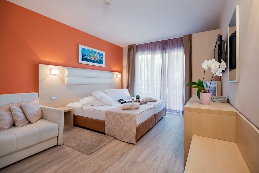 Hotel Maritimo — Hotel rooms in Makarska, Split-Dalmatia