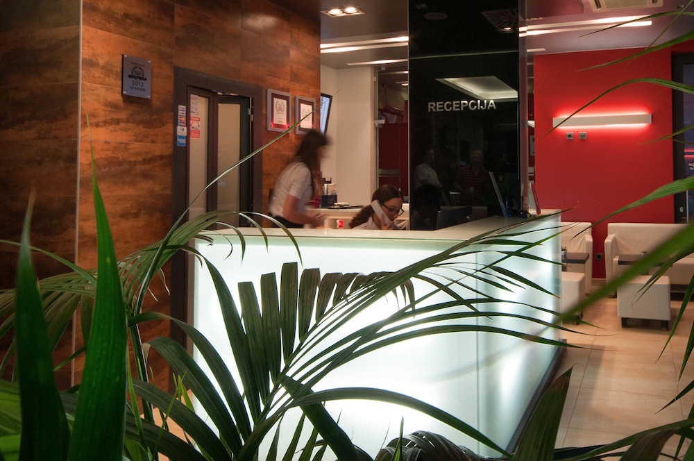Hotel Maritimo — Hotel building in Makarska, Split-Dalmatia