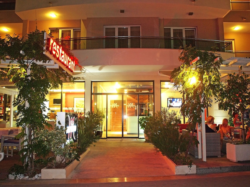 Hotel Maritimo — Hotel building in Makarska, Split-Dalmatia