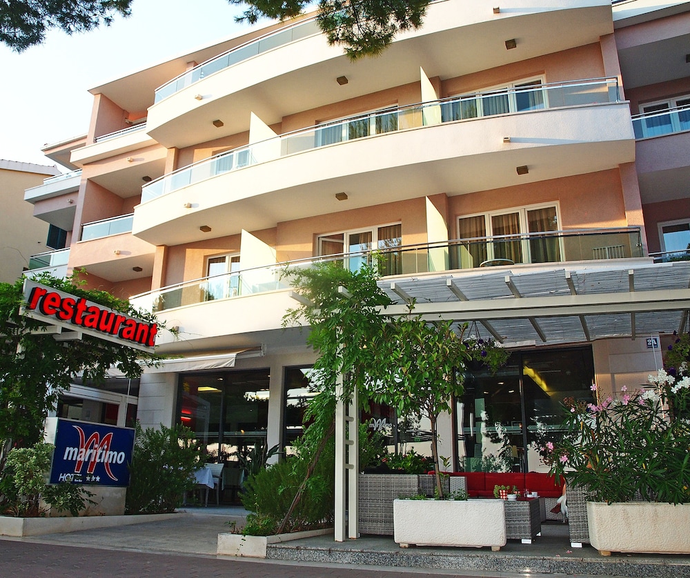 Hotel Maritimo — Hotel building in Makarska, Split-Dalmatia