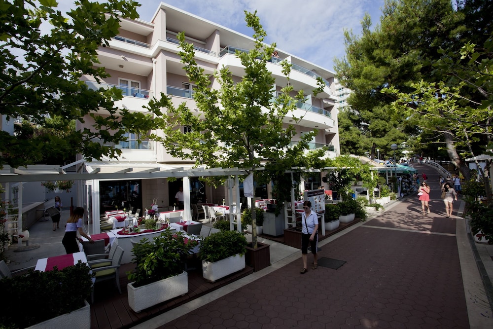 Hotel Maritimo — Restaurant & bars in Makarska, Split-Dalmatia