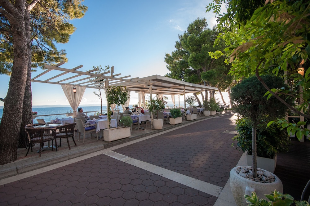 Hotel Maritimo — Restaurant & bars in Makarska, Split-Dalmatia