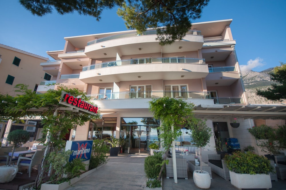 Hotel Maritimo — Hotel building in Makarska, Split-Dalmatia