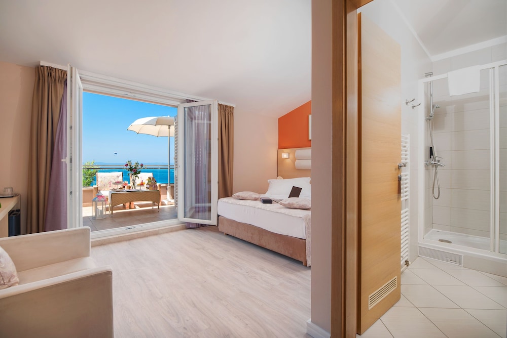 Hotel Maritimo — Hotel rooms in Makarska, Split-Dalmatia