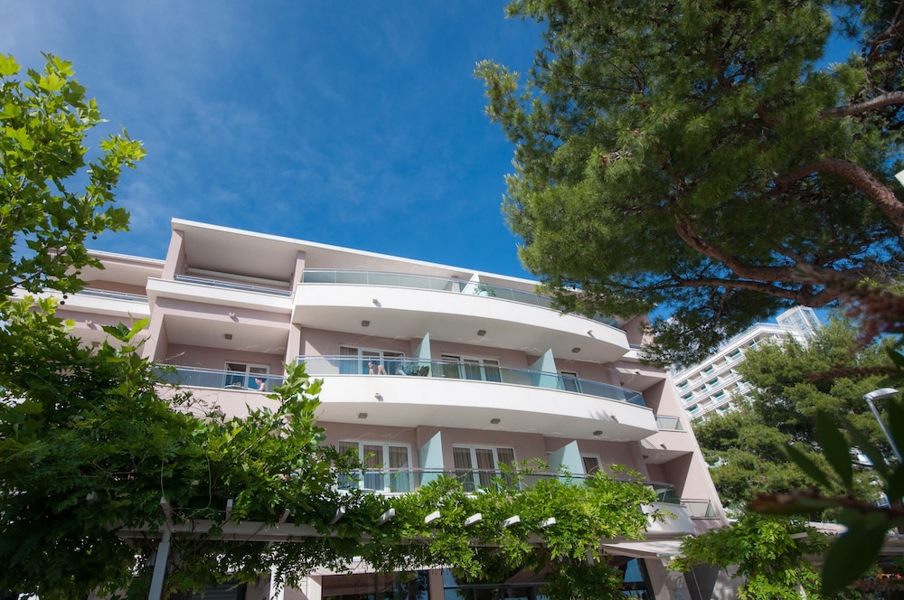 Hotel Maritimo — Hotel building in Makarska, Split-Dalmatia