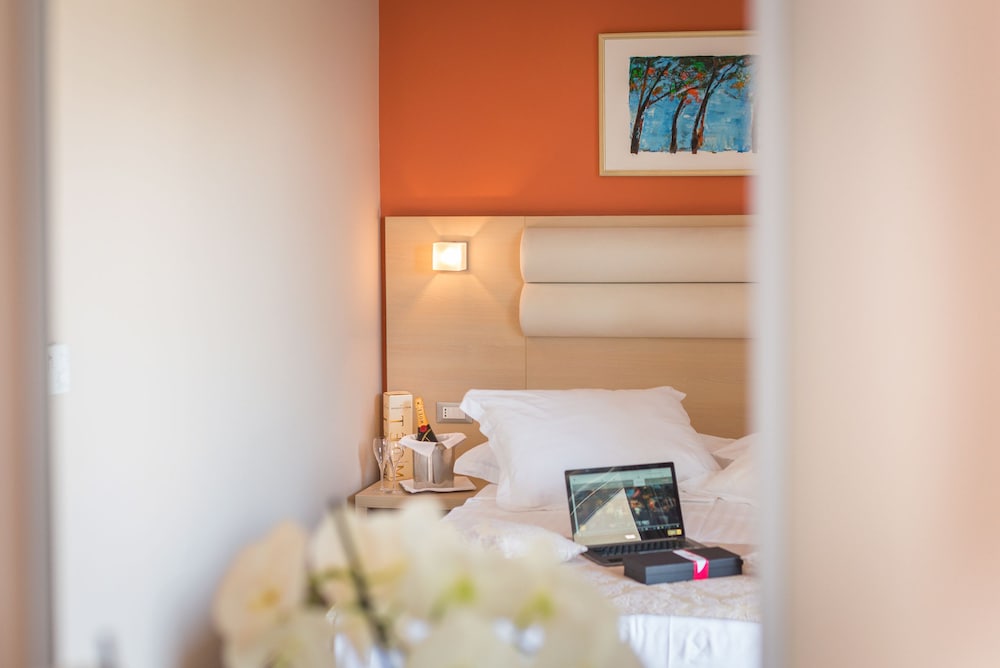 Hotel Maritimo — Hotel rooms in Makarska, Split-Dalmatia