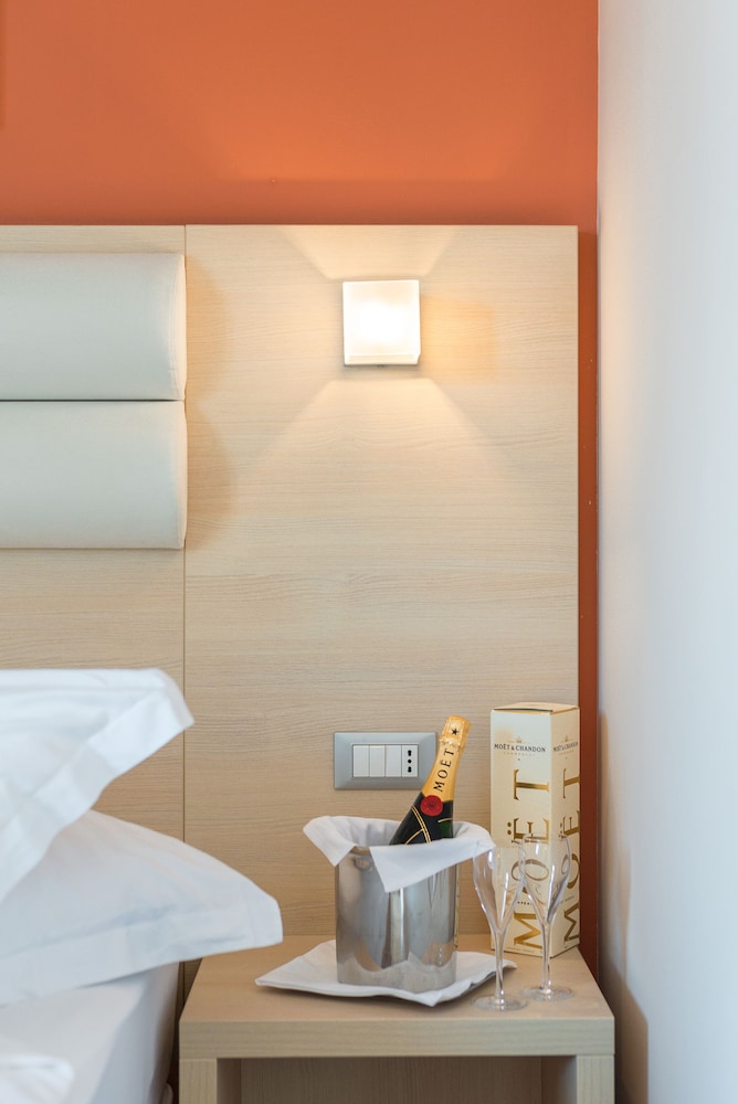 Hotel Maritimo — Hotel rooms in Makarska, Split-Dalmatia