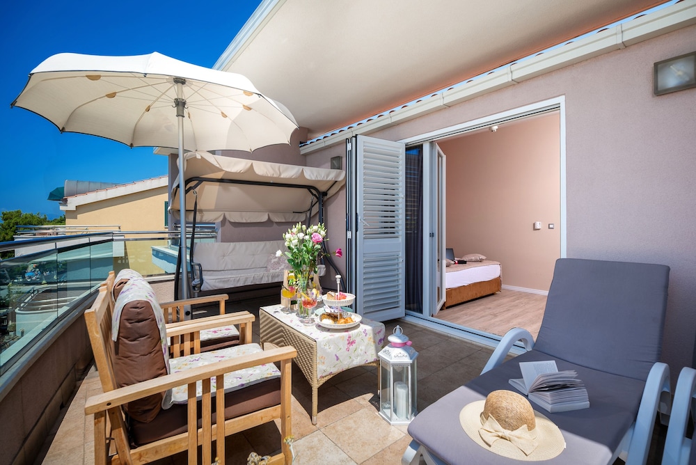Hotel Maritimo — Hotel rooms in Makarska, Split-Dalmatia