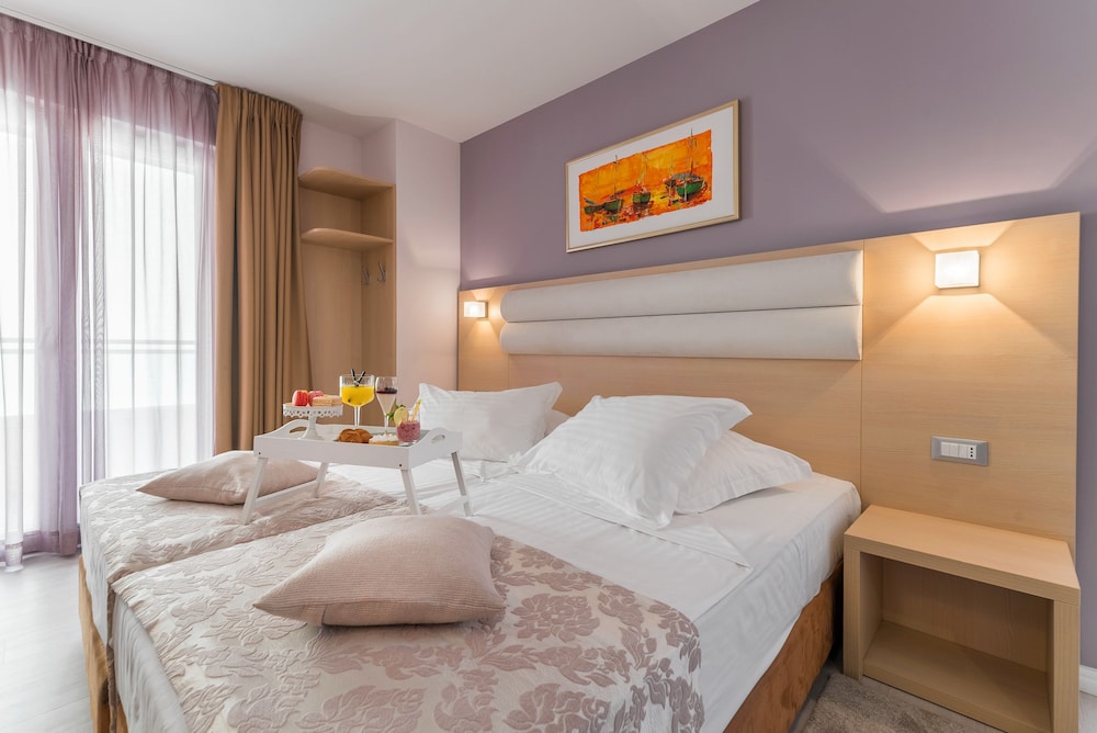 Hotel Maritimo — Hotel rooms in Makarska, Split-Dalmatia