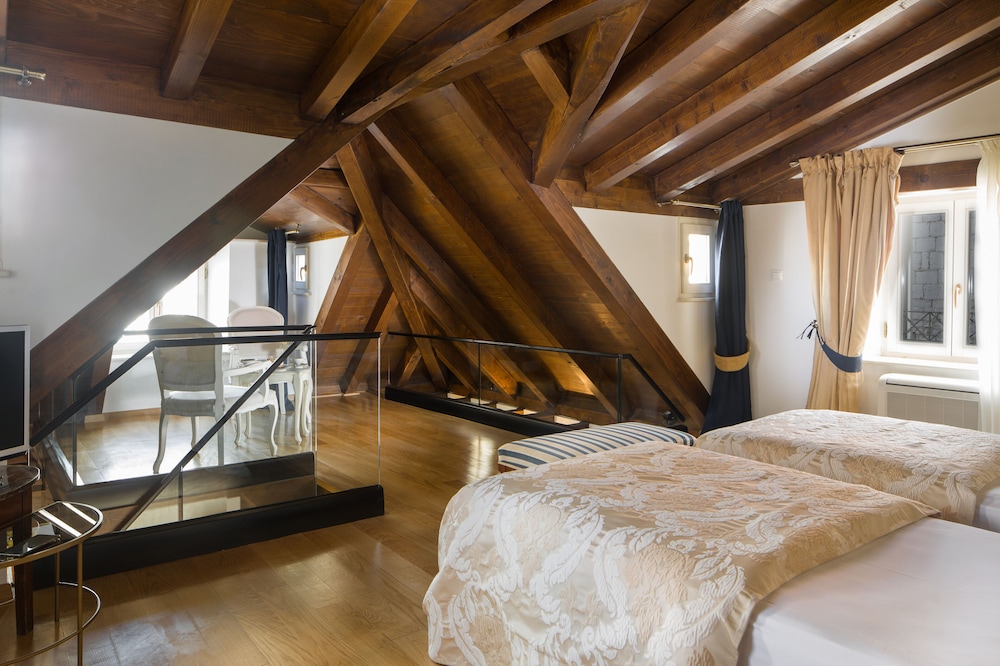 Judita Palace Heritage Hotel — Hotel rooms in Split, Split-Dalmatia