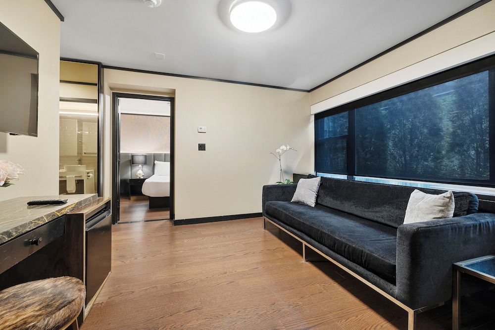 Hudson Yards Hotel — Hotel rooms in New York City, New York State