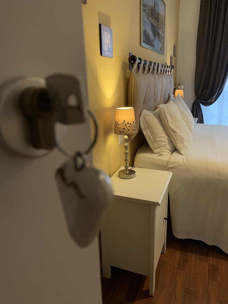Beside the Vatican — Hotel rooms in Rome, Lazio