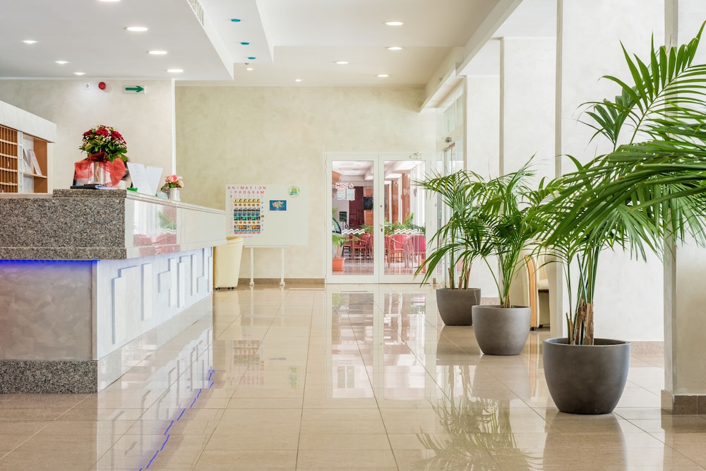 MASLINICA Hotel Hedera — Hotel building in Labin, Istria