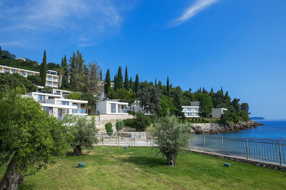 Maistra Select Mlini Villas and Apartments — Hotel building in Mlini, Dubrovnik-Neretva
