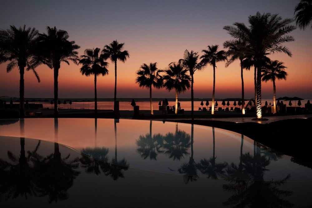 Four Seasons Resort Dubai at Jumeirah Beach — Swimming pool in Dubai