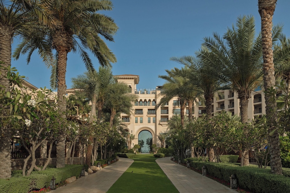 Four Seasons Resort Dubai at Jumeirah Beach — Hotel building in Dubai