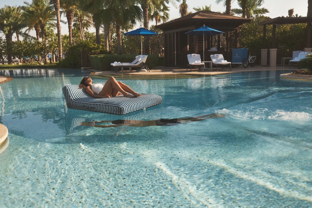 Four Seasons Resort Dubai at Jumeirah Beach — Swimming pool in Dubai
