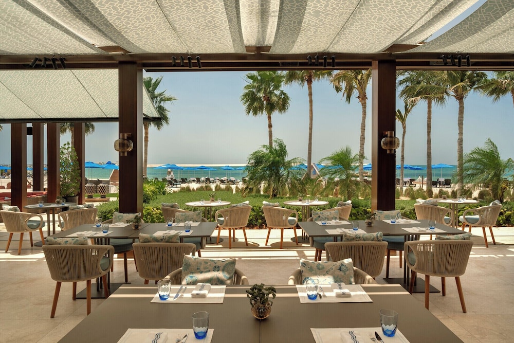 Four Seasons Resort Dubai at Jumeirah Beach — Restaurant & bars in Dubai