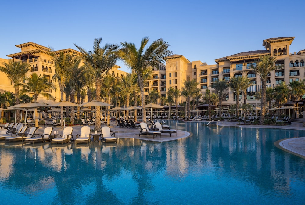 Four Seasons Resort Dubai at Jumeirah Beach — Swimming pool in Dubai