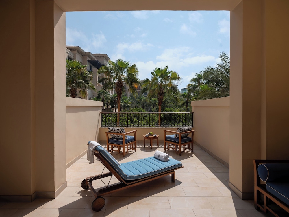 Four Seasons Resort Dubai at Jumeirah Beach — Hotel building in Dubai