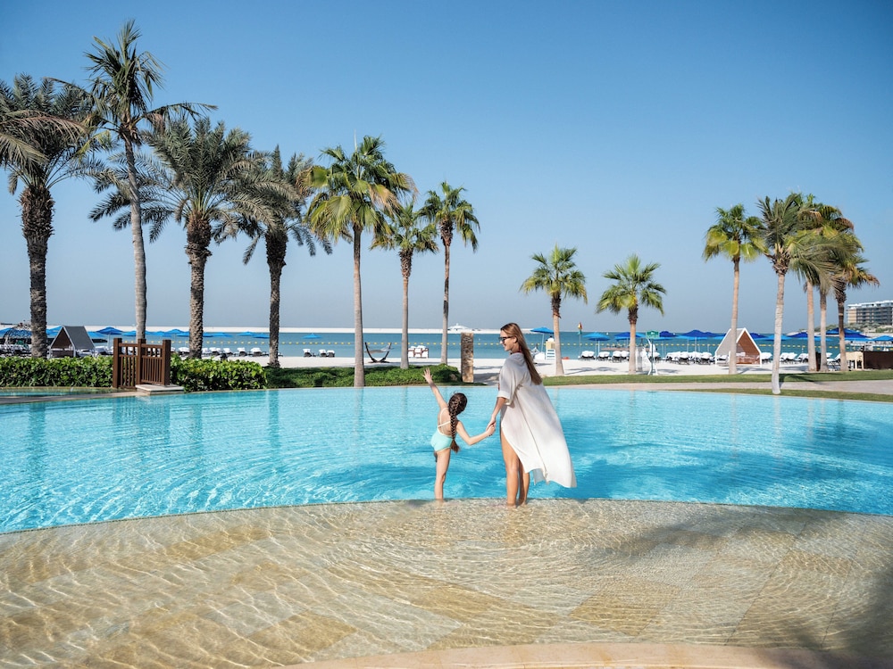 Four Seasons Resort Dubai at Jumeirah Beach — Swimming pool in Dubai