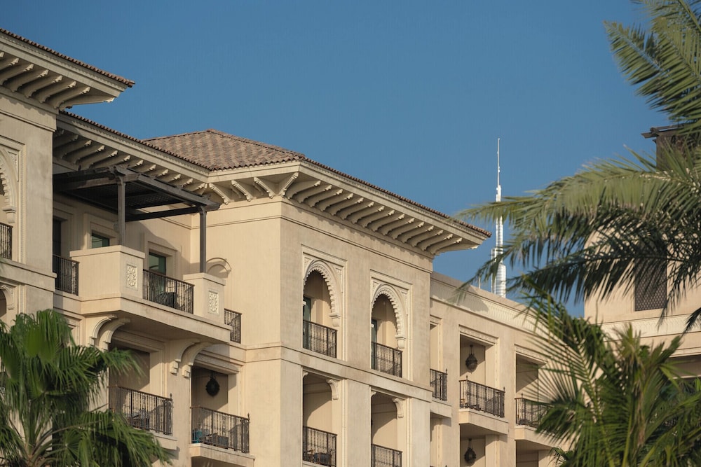 Four Seasons Resort Dubai at Jumeirah Beach — Hotel building in Dubai