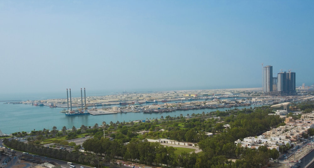 Jannah Burj Al Sarab — Attractions in the area in Abu Dhabi