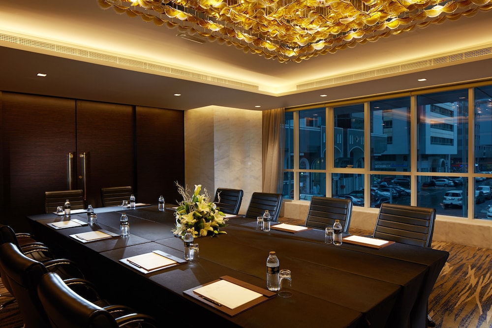 Jannah Burj Al Sarab — Hotel building in Abu Dhabi