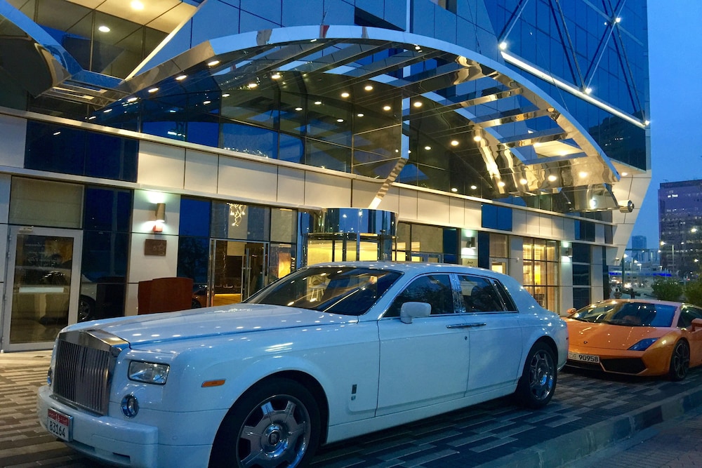 Jannah Burj Al Sarab — Hotel building in Abu Dhabi